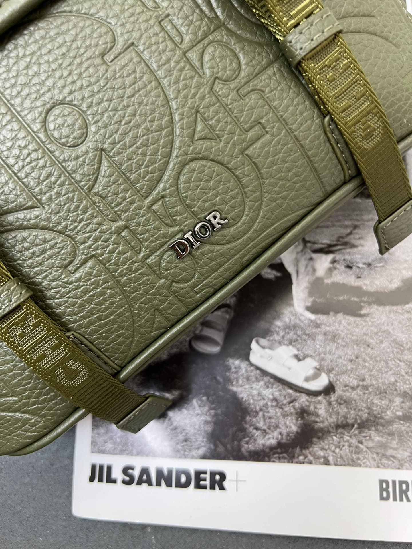 C1778 ¥ This messenger bag is a new product from the 2024 Autumn collection series. With its flip cover, the modern and stylish design perfectly highlights the high-end aesthetic, further enriching the Hit the Road series. The Gravity print effect on the  — image 5