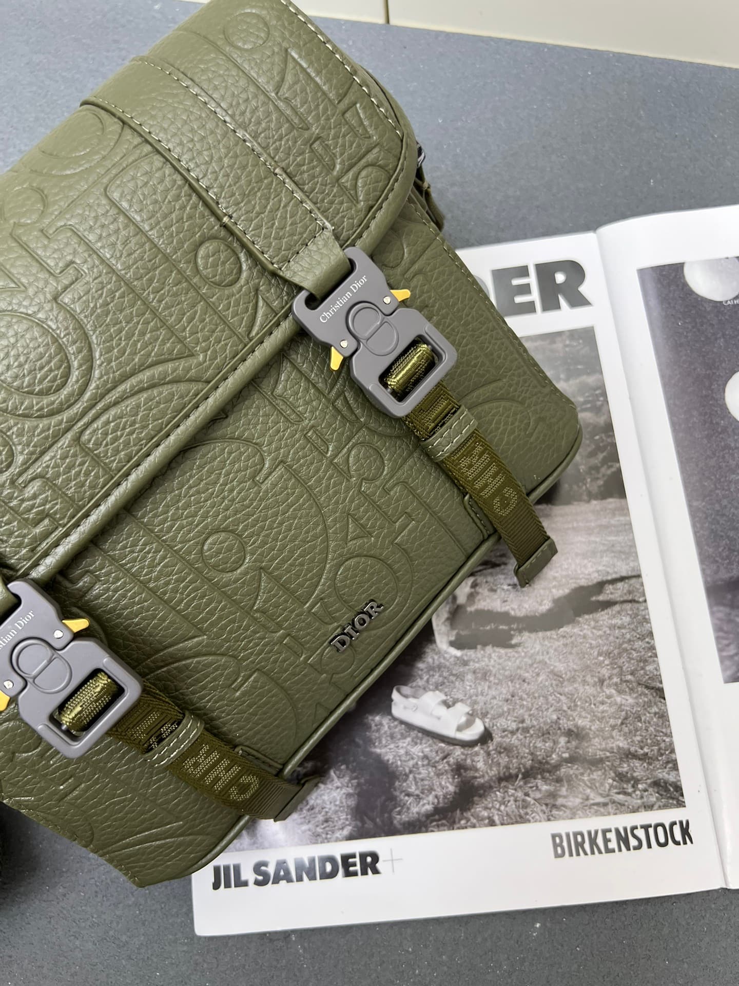 C1778 ¥ This messenger bag is a new product from the 2024 Autumn collection series. With its flip cover, the modern and stylish design perfectly highlights the high-end aesthetic, further enriching the Hit the Road series. The Gravity print effect on the  — image 4