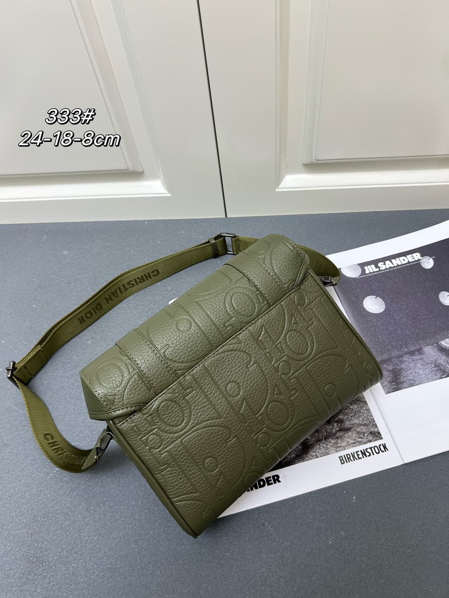 C1778 ¥ This messenger bag is a new product from the 2024 Autumn collection series. With its flip cover, the modern and stylish design perfectly highlights the high-end aesthetic, further enriching the Hit the Road series. The Gravity print effect on the  — image 2