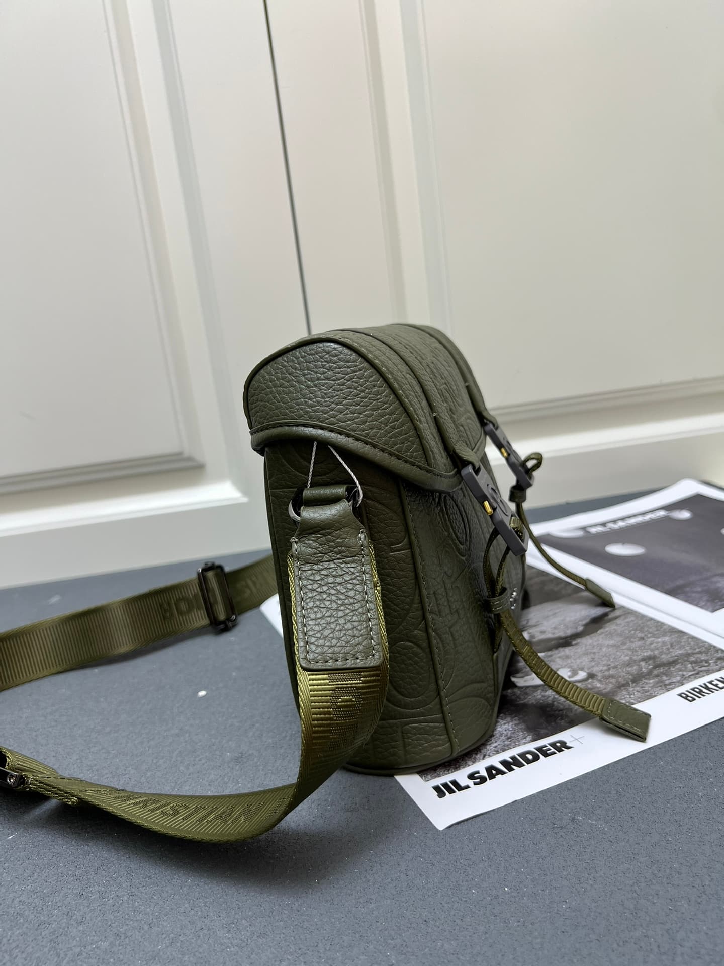 C1778 ¥ This messenger bag is a new product from the 2024 Autumn collection series. With its flip cover, the modern and stylish design perfectly highlights the high-end aesthetic, further enriching the Hit the Road series. The Gravity print effect on the  — image 3