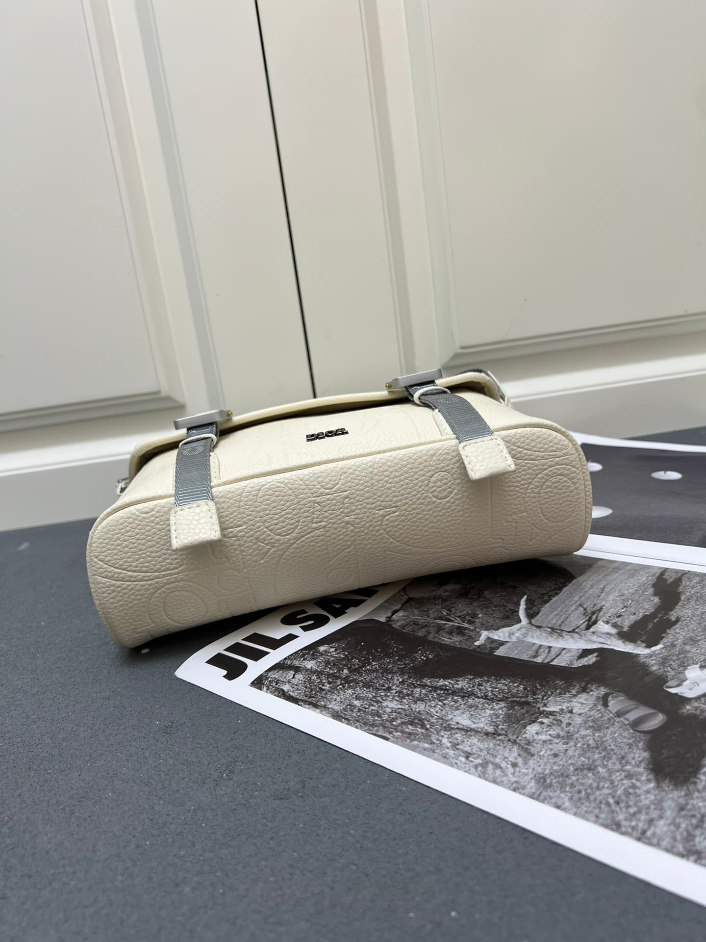 C1782 ¥ This messenger bag is a new product from the 2024 Autumn collection series. With its flip cover, the modern and stylish design highlights the high-end aesthetic, further enriching the Hit the Road series. The Gravity print effect on the leather is — image 8