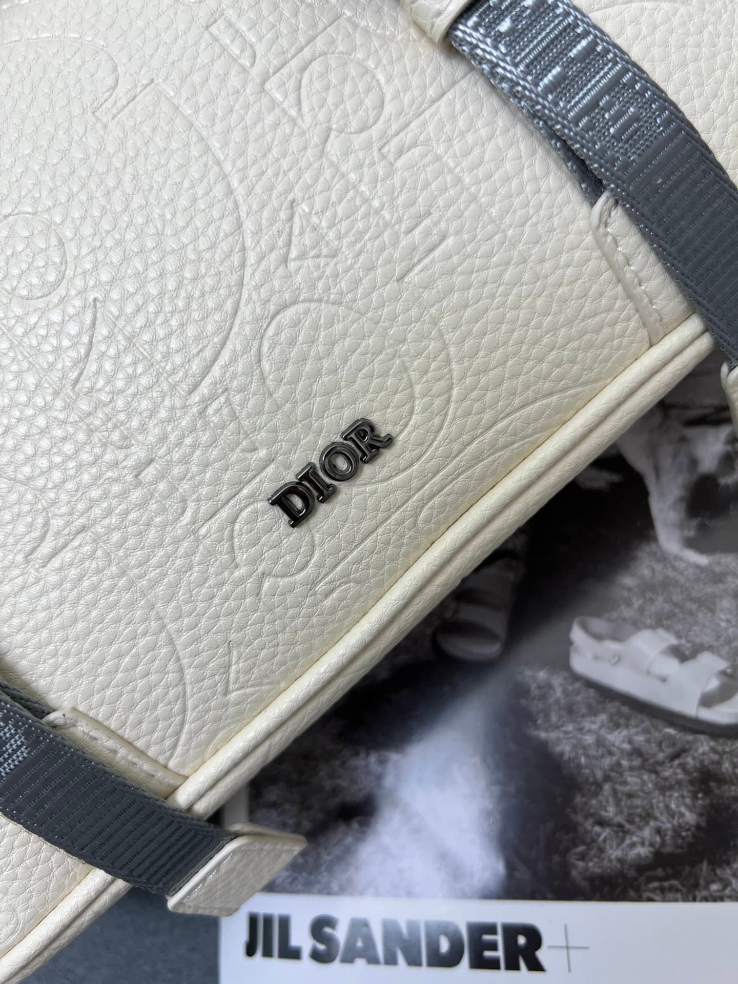 C1782 ¥ This messenger bag is a new product from the 2024 Autumn collection series. With its flip cover, the modern and stylish design highlights the high-end aesthetic, further enriching the Hit the Road series. The Gravity print effect on the leather is — image 5