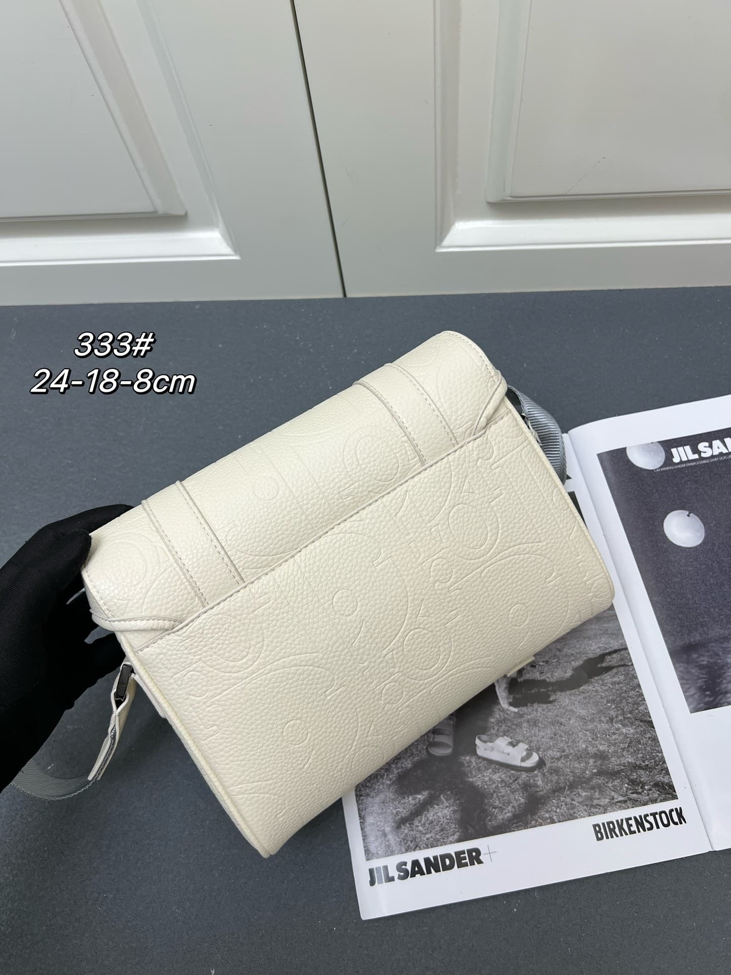 C1782 ¥ This messenger bag is a new product from the 2024 Autumn collection series. With its flip cover, the modern and stylish design highlights the high-end aesthetic, further enriching the Hit the Road series. The Gravity print effect on the leather is — image 2