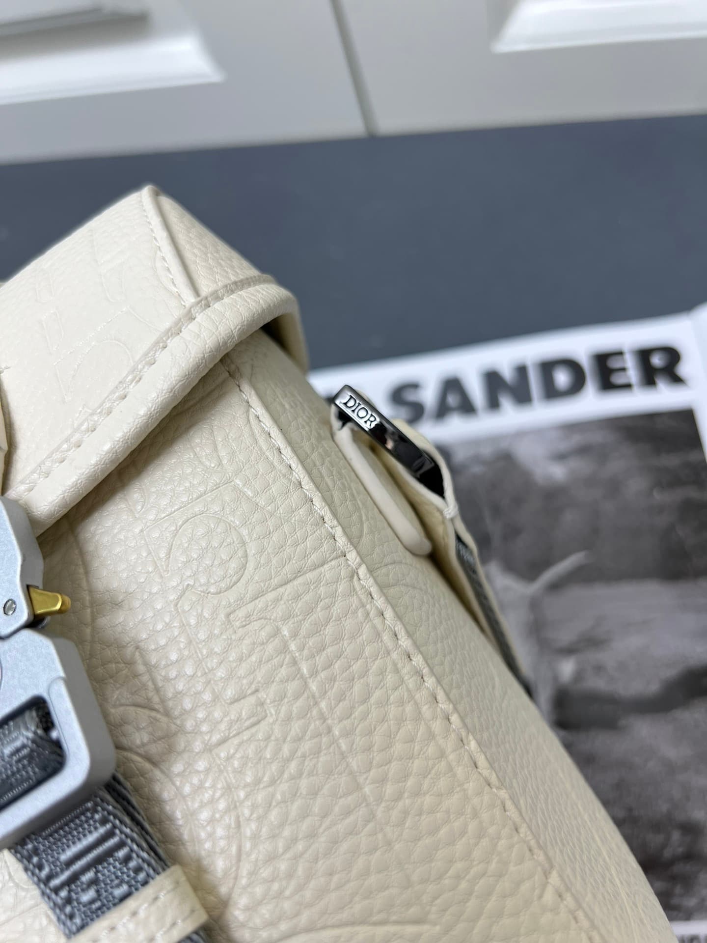 C1782 ¥ This messenger bag is a new product from the 2024 Autumn collection series. With its flip cover, the modern and stylish design highlights the high-end aesthetic, further enriching the Hit the Road series. The Gravity print effect on the leather is — image 6
