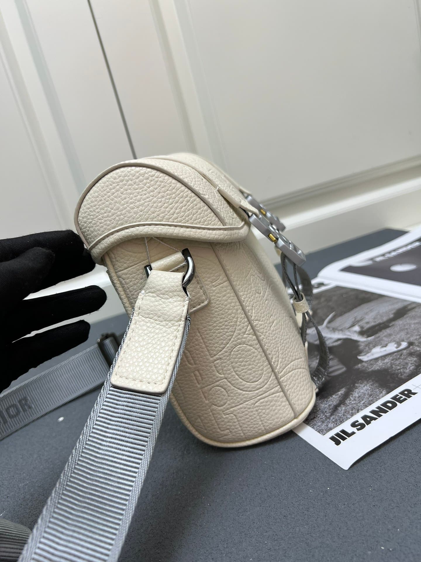 C1782 ¥ This messenger bag is a new product from the 2024 Autumn collection series. With its flip cover, the modern and stylish design highlights the high-end aesthetic, further enriching the Hit the Road series. The Gravity print effect on the leather is — image 3