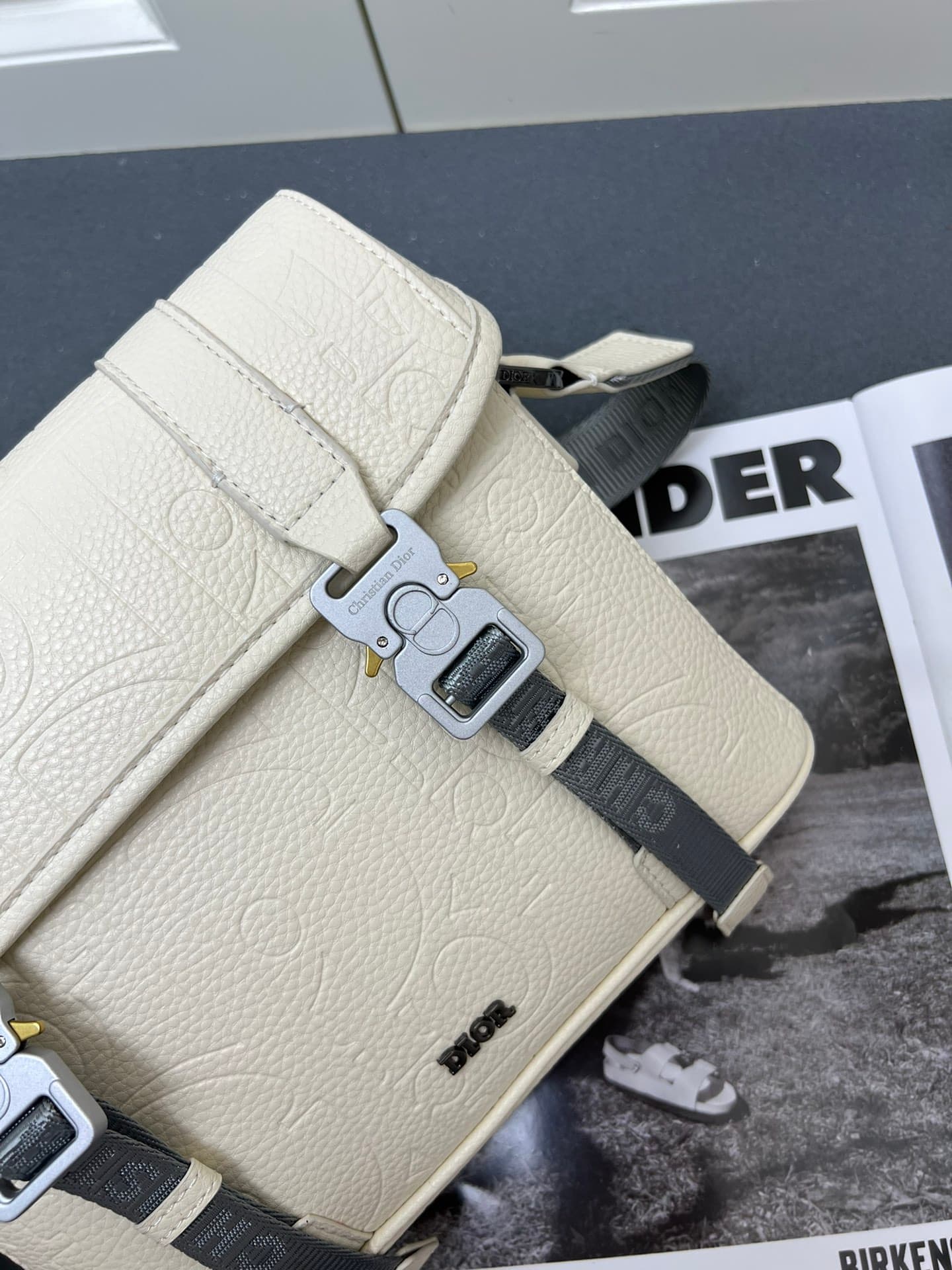 C1782 ¥ This messenger bag is a new product from the 2024 Autumn collection series. With its flip cover, the modern and stylish design highlights the high-end aesthetic, further enriching the Hit the Road series. The Gravity print effect on the leather is — image 4