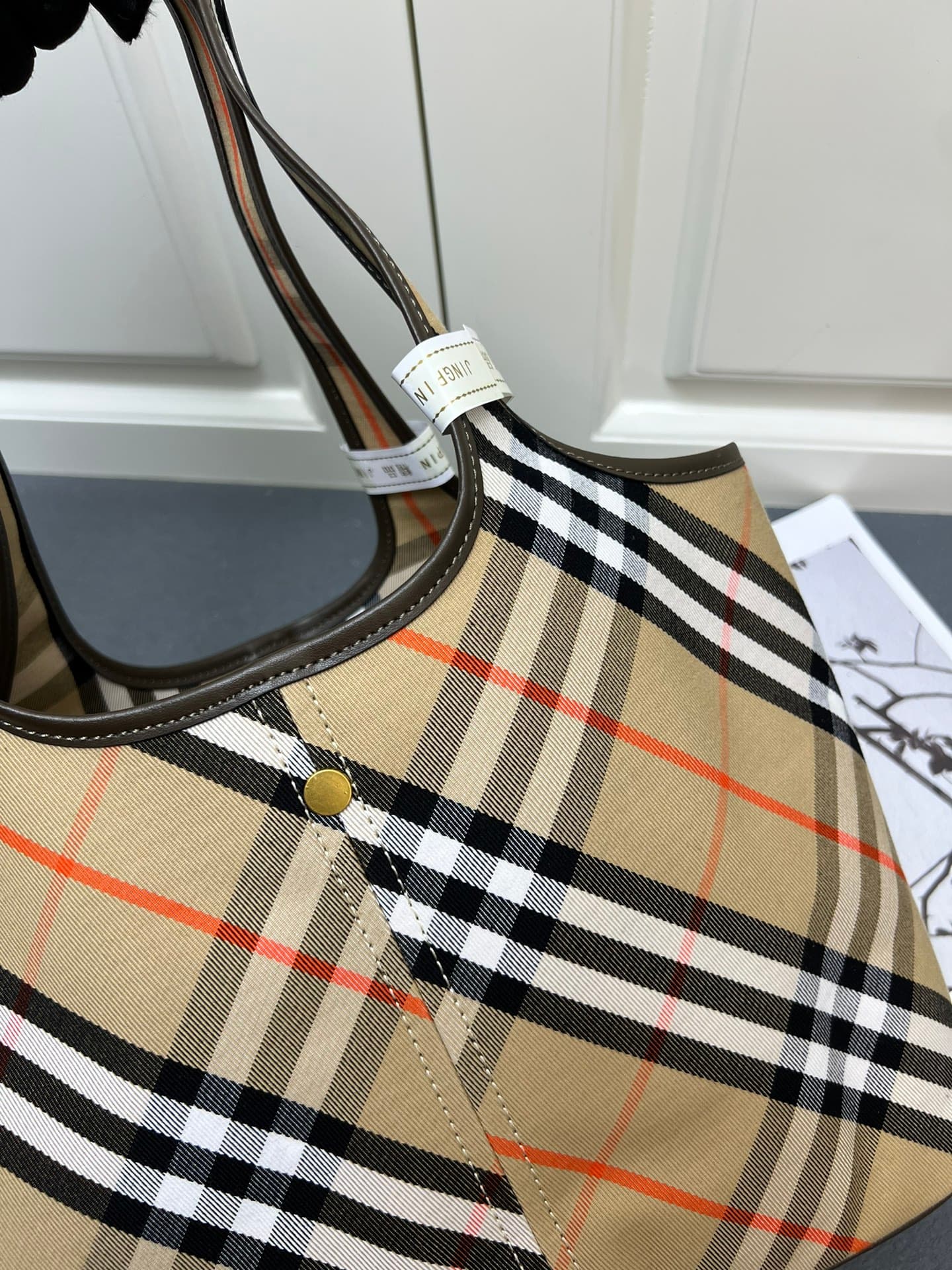 C24 ¥: B brand's latest soft and sturdy tote bag, made from cotton twill fabric and crafted in an Italian atelier. Decorated with new collection B brand stripes. The unlined design is lightweight, featuring a smooth calfskin trim and a detachable zipper p — image 5