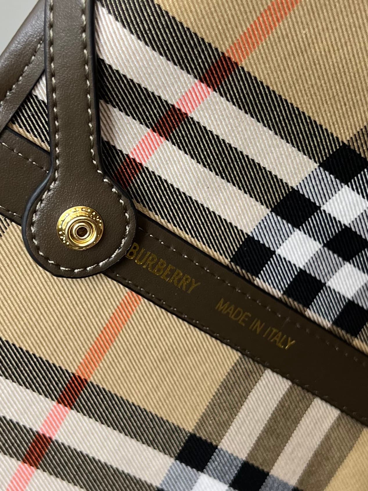 C24 ¥: B brand's latest soft and sturdy tote bag, made from cotton twill fabric and crafted in an Italian atelier. Decorated with new collection B brand stripes. The unlined design is lightweight, featuring a smooth calfskin trim and a detachable zipper p — image 8