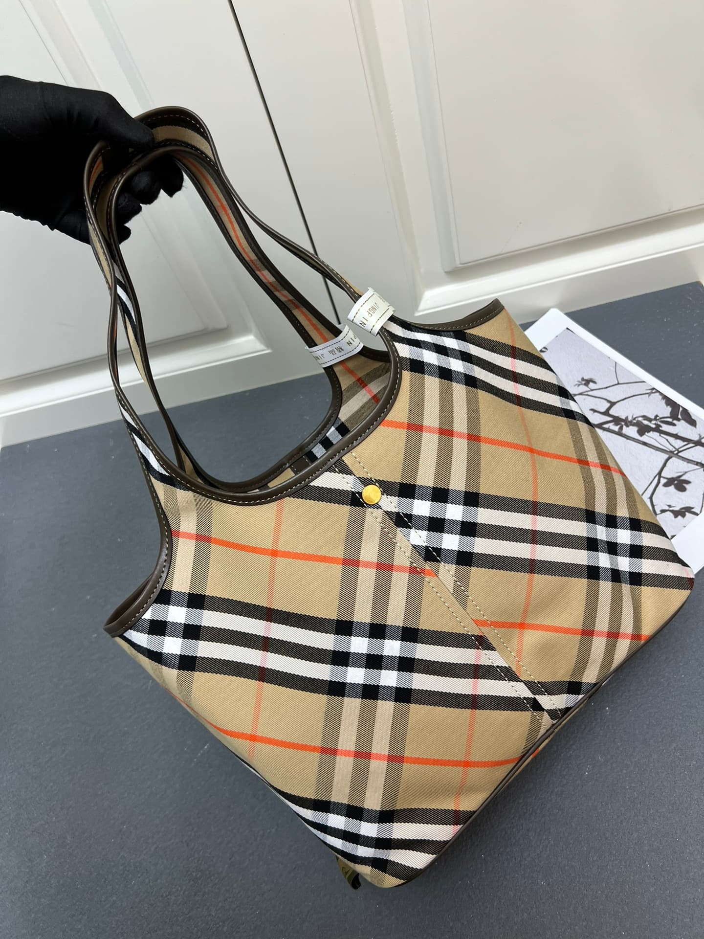 C24 ¥: B brand's latest soft and sturdy tote bag, made from cotton twill fabric and crafted in an Italian atelier. Decorated with new collection B brand stripes. The unlined design is lightweight, featuring a smooth calfskin trim and a detachable zipper p — image 3