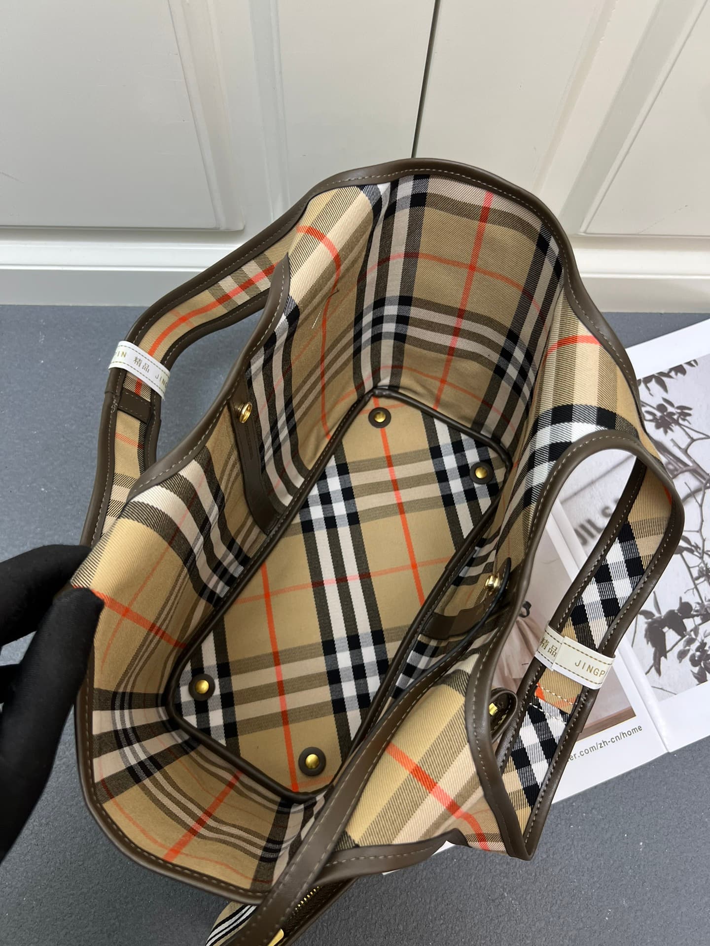 C24 ¥: B brand's latest soft and sturdy tote bag, made from cotton twill fabric and crafted in an Italian atelier. Decorated with new collection B brand stripes. The unlined design is lightweight, featuring a smooth calfskin trim and a detachable zipper p — image 7