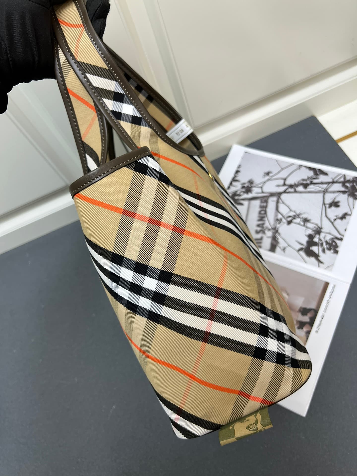 C24 ¥: B brand's latest soft and sturdy tote bag, made from cotton twill fabric and crafted in an Italian atelier. Decorated with new collection B brand stripes. The unlined design is lightweight, featuring a smooth calfskin trim and a detachable zipper p — image 4