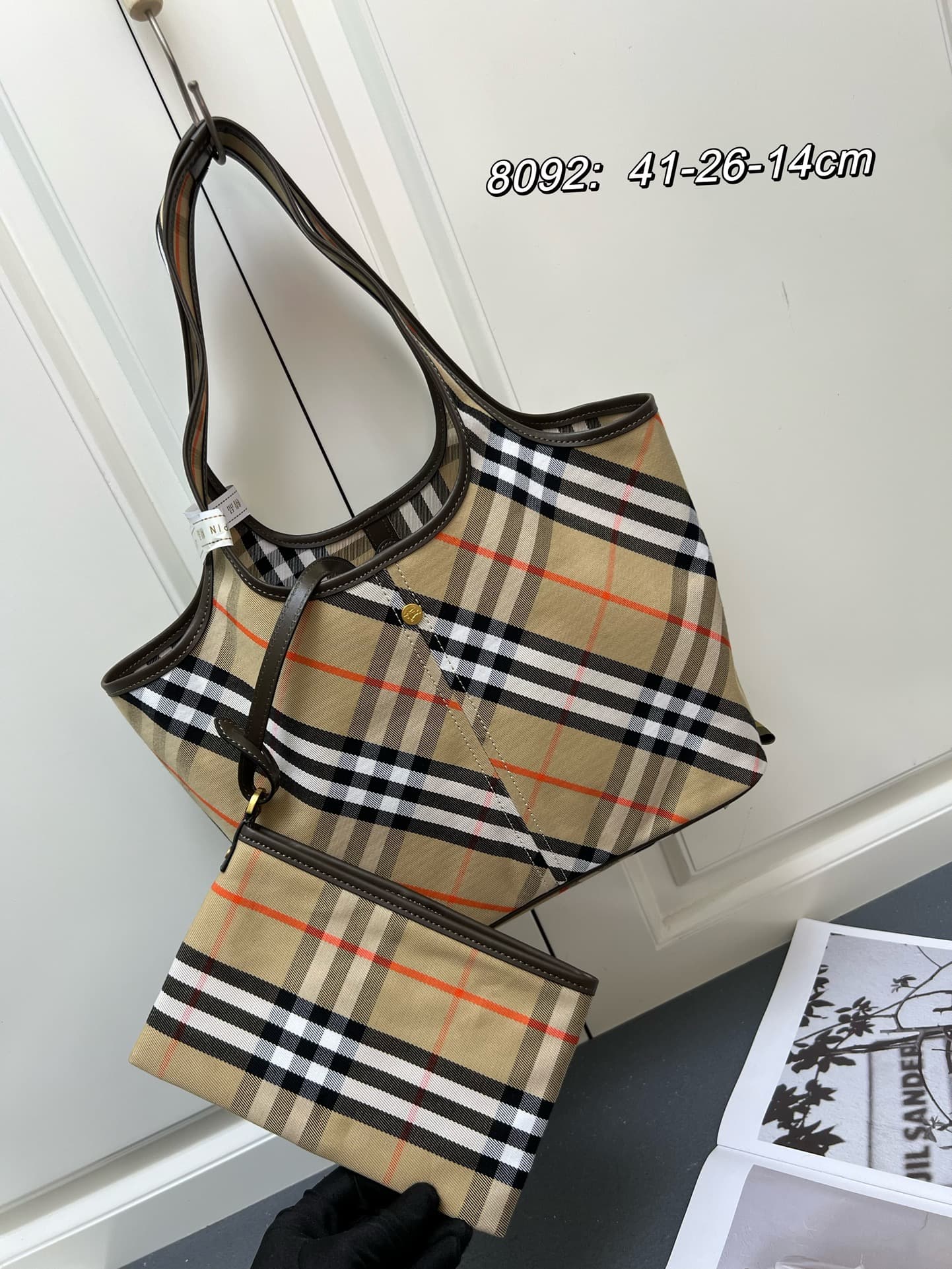 C24 ¥: B brand's latest soft and sturdy tote bag, made from cotton twill fabric and crafted in an Italian atelier. Decorated with new collection B brand stripes. The unlined design is lightweight, featuring a smooth calfskin trim and a detachable zipper p — image 2