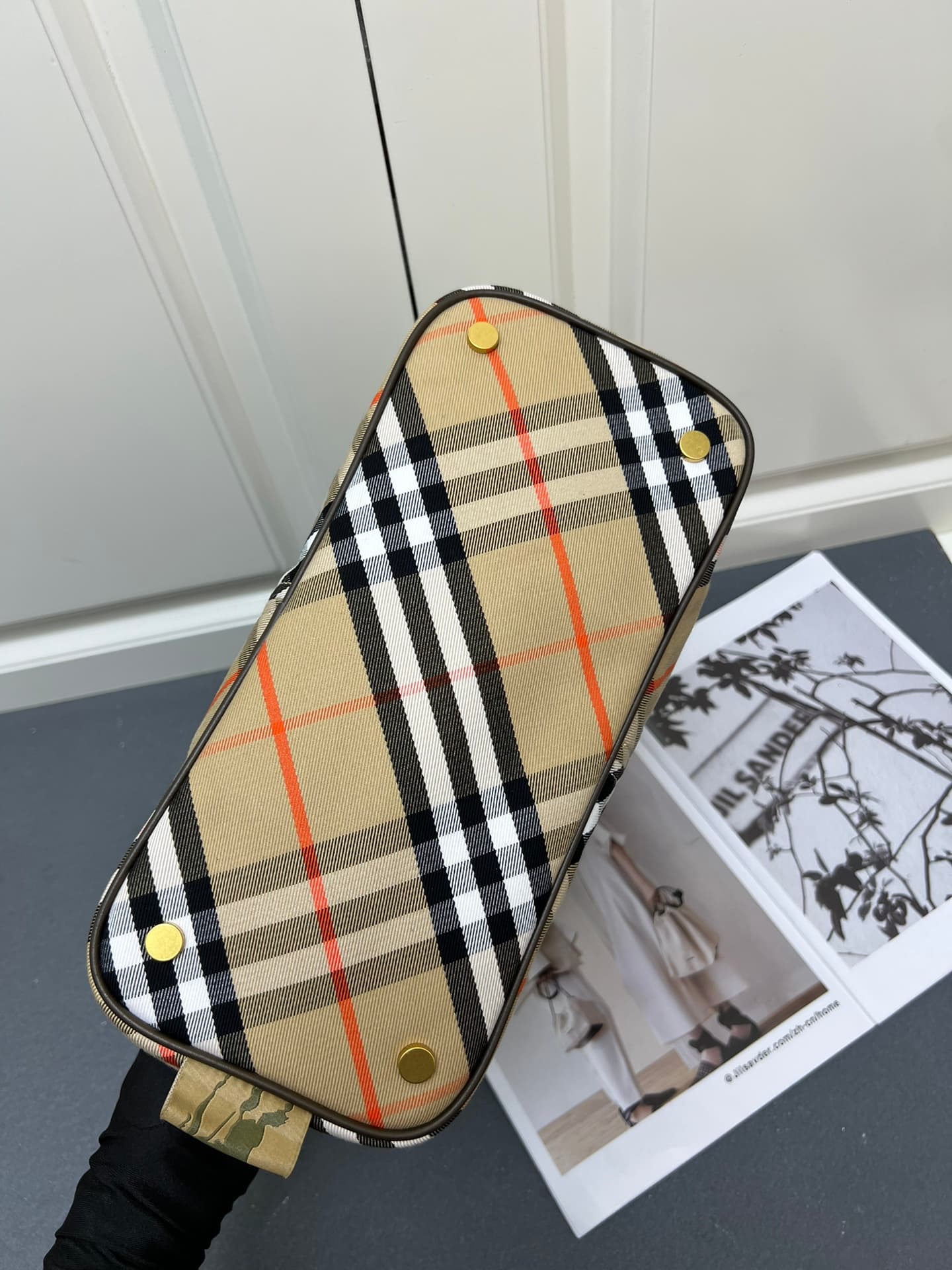 C24 ¥: B brand's latest soft and sturdy tote bag, made from cotton twill fabric and crafted in an Italian atelier. Decorated with new collection B brand stripes. The unlined design is lightweight, featuring a smooth calfskin trim and a detachable zipper p — image 6