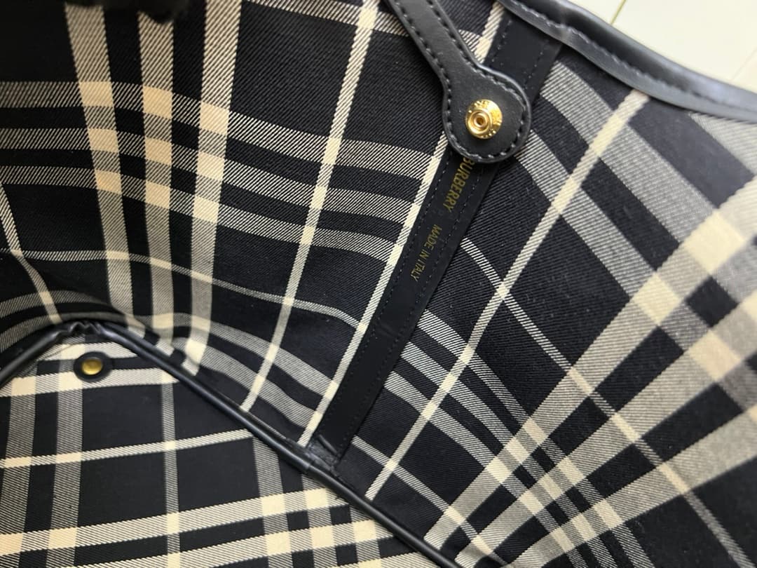 C23 ¥： B brand's latest soft and stretchable tote bag, made from cotton twill fabric and crafted in an Italian atelier. Decorated with new collection B brand pattern. Lightweight without lining, featuring a smooth calfskin trim and a detachable zipper poc — image 8