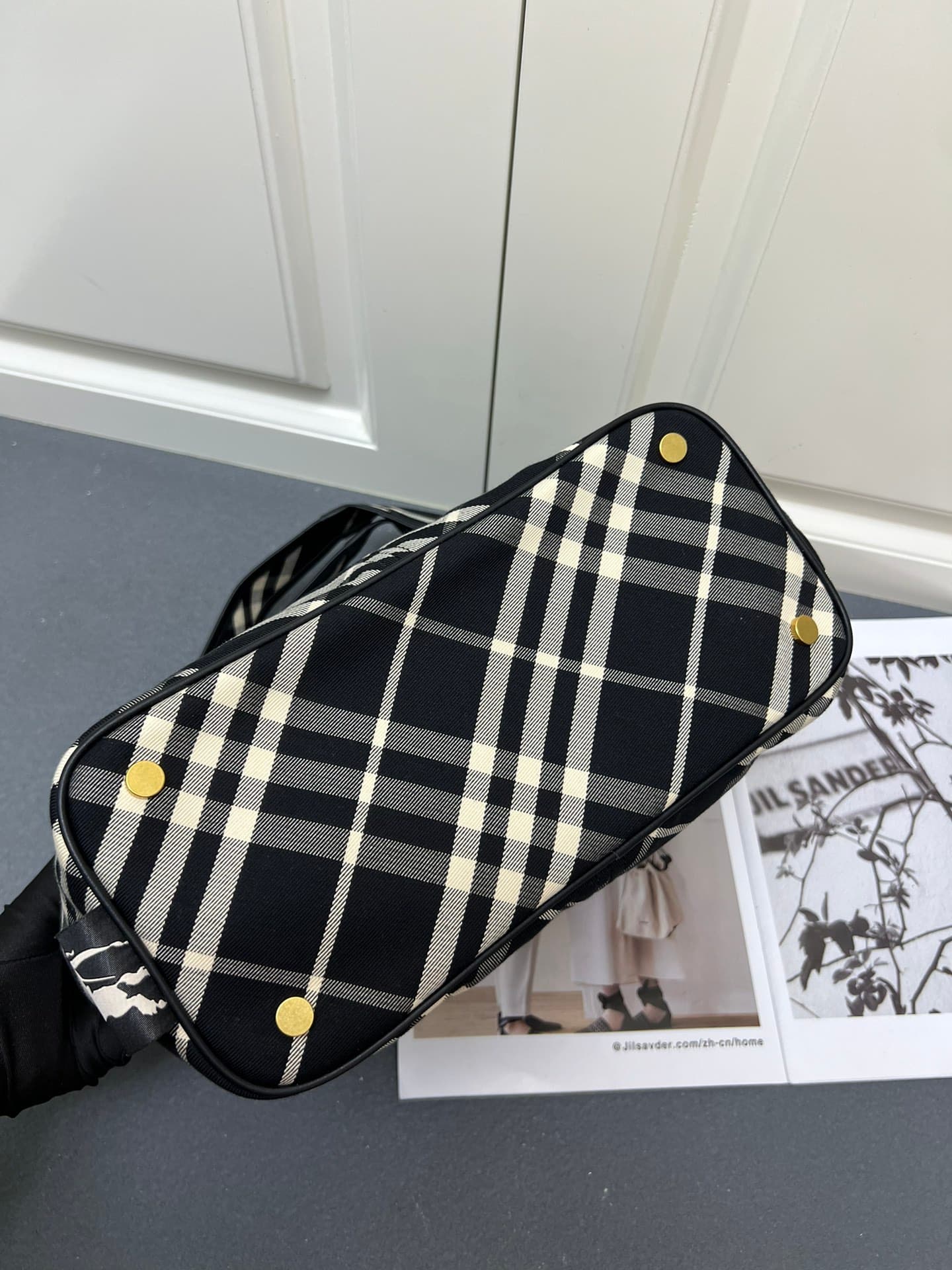 C23 ¥： B brand's latest soft and stretchable tote bag, made from cotton twill fabric and crafted in an Italian atelier. Decorated with new collection B brand pattern. Lightweight without lining, featuring a smooth calfskin trim and a detachable zipper poc — image 6