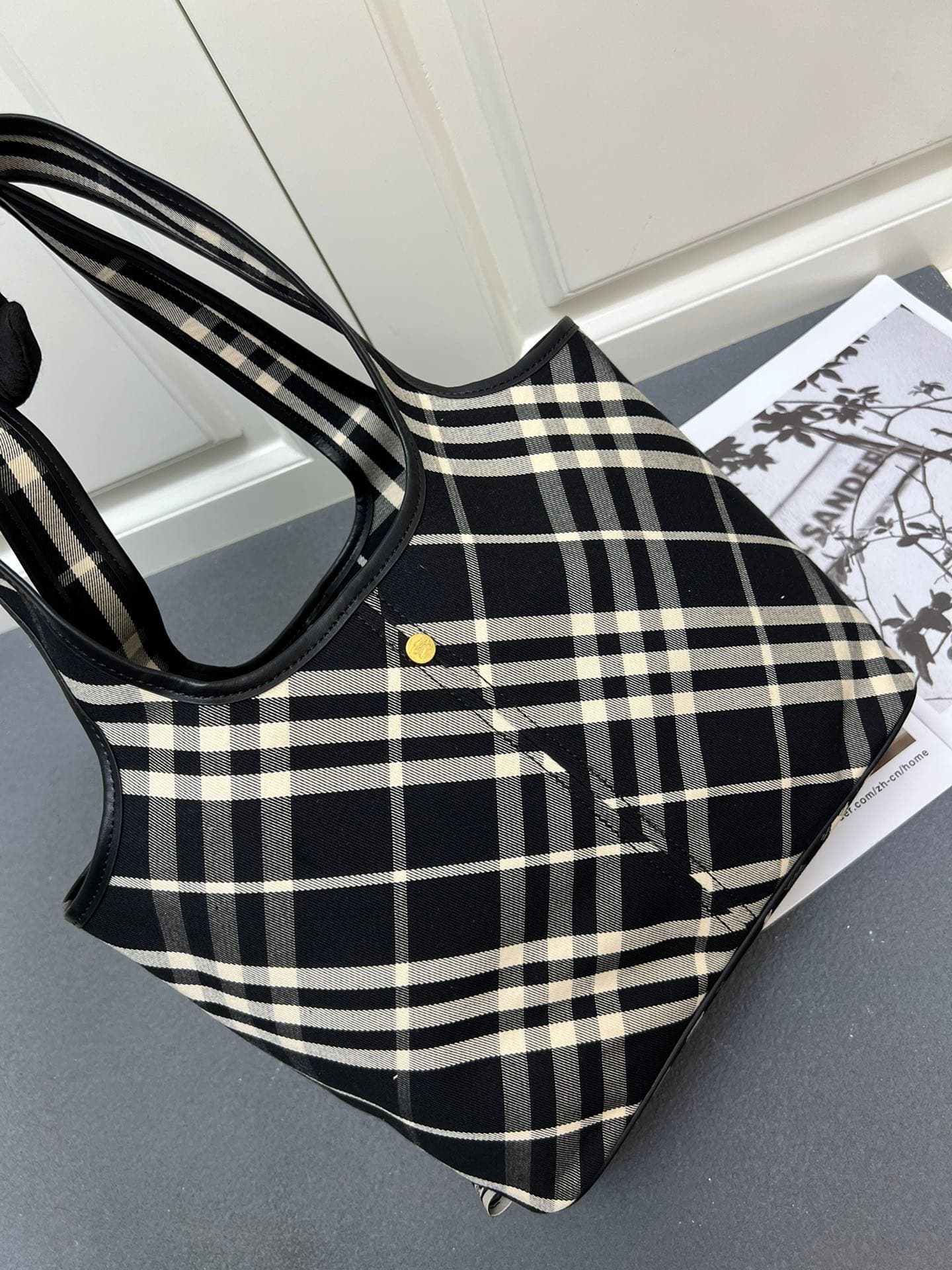 C23 ¥： B brand's latest soft and stretchable tote bag, made from cotton twill fabric and crafted in an Italian atelier. Decorated with new collection B brand pattern. Lightweight without lining, featuring a smooth calfskin trim and a detachable zipper poc — image 3