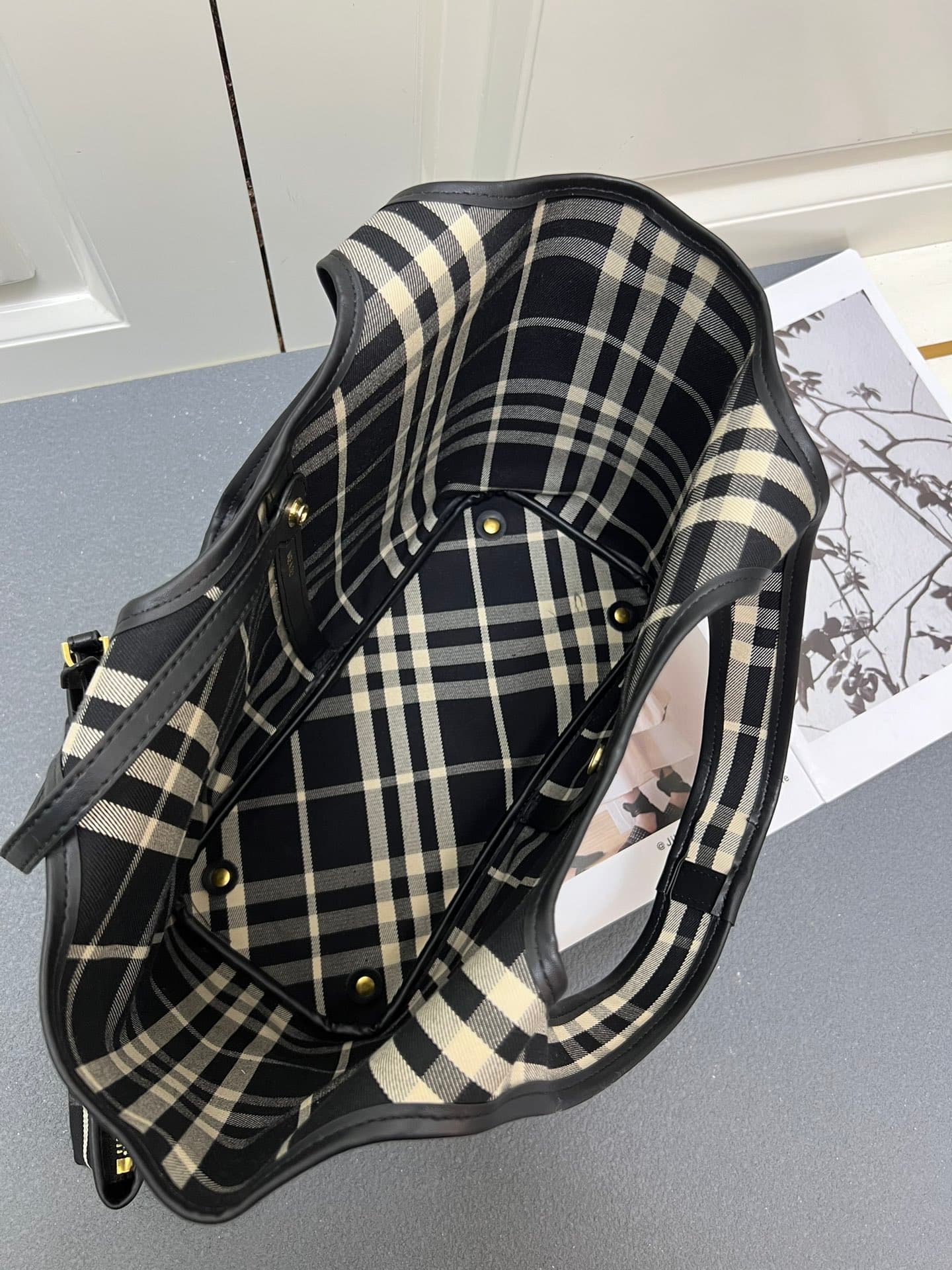 C23 ¥： B brand's latest soft and stretchable tote bag, made from cotton twill fabric and crafted in an Italian atelier. Decorated with new collection B brand pattern. Lightweight without lining, featuring a smooth calfskin trim and a detachable zipper poc — image 7