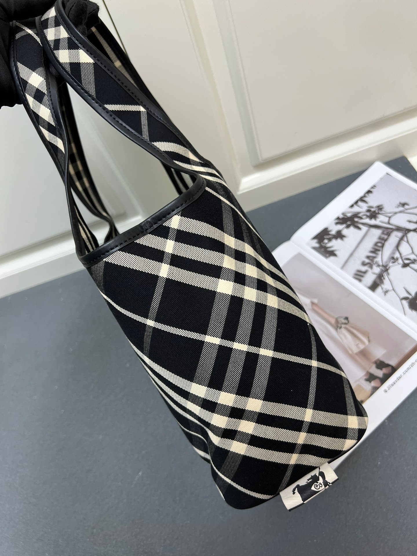 C23 ¥： B brand's latest soft and stretchable tote bag, made from cotton twill fabric and crafted in an Italian atelier. Decorated with new collection B brand pattern. Lightweight without lining, featuring a smooth calfskin trim and a detachable zipper poc — image 4
