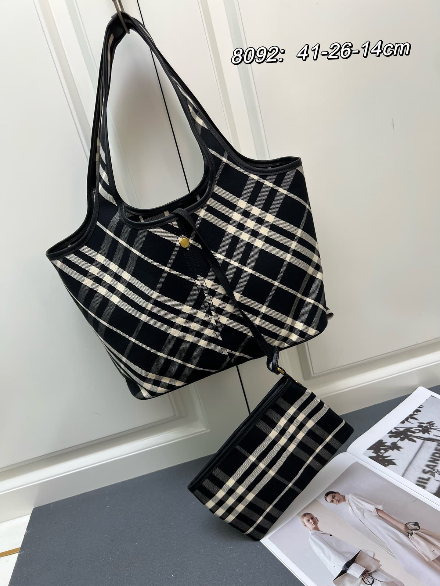 C23 ¥： B brand's latest soft and stretchable tote bag, made from cotton twill fabric and crafted in an Italian atelier. Decorated with new collection B brand pattern. Lightweight without lining, featuring a smooth calfskin trim and a detachable zipper poc — image 2