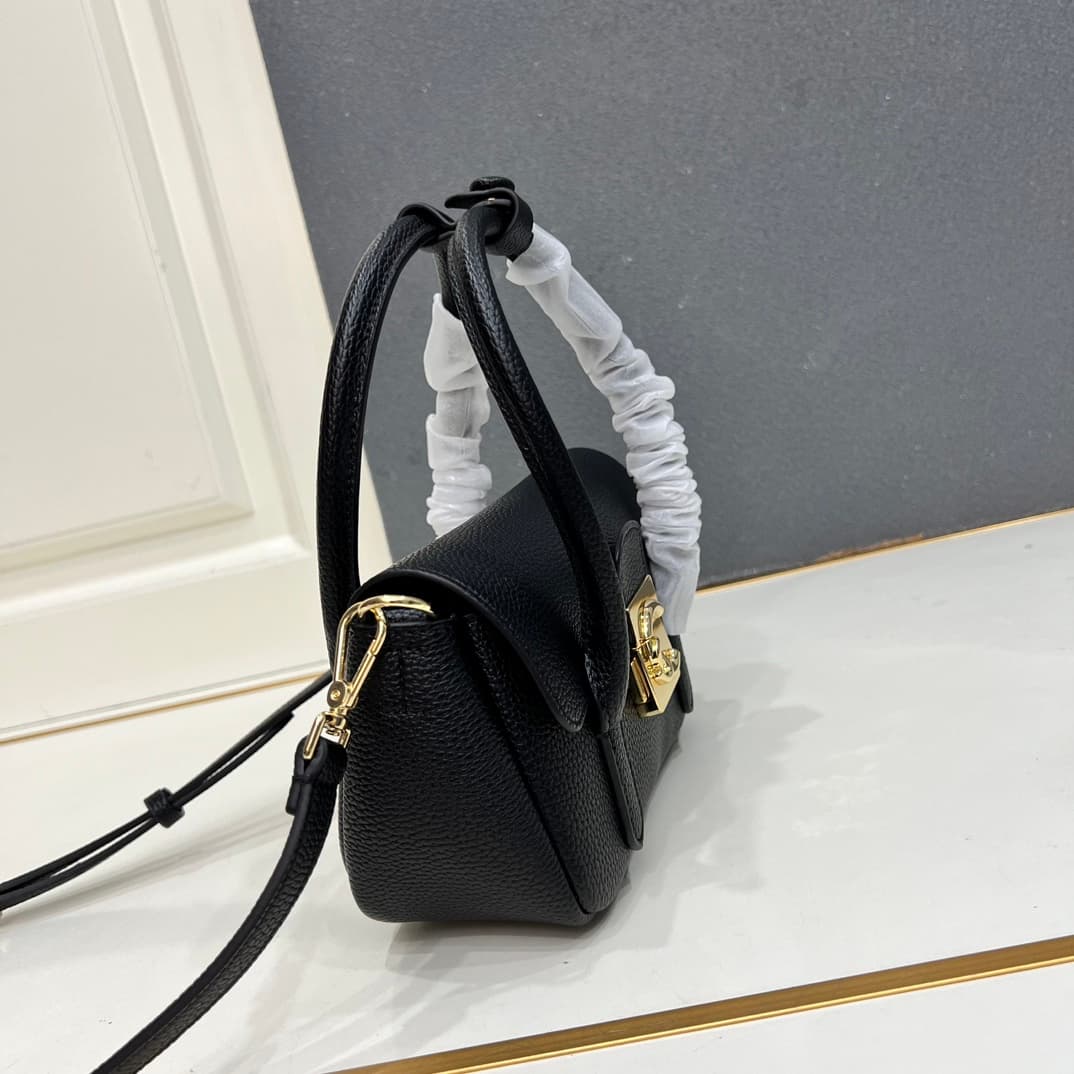 C8329 Small size, comes with a gift box. The new COCCINELLE Coconne crossbody bag is made of litchi-textured cowhide material. It can be worn on the hand or shoulder, offering a casual and stylish look, simple and elegant. — image 5