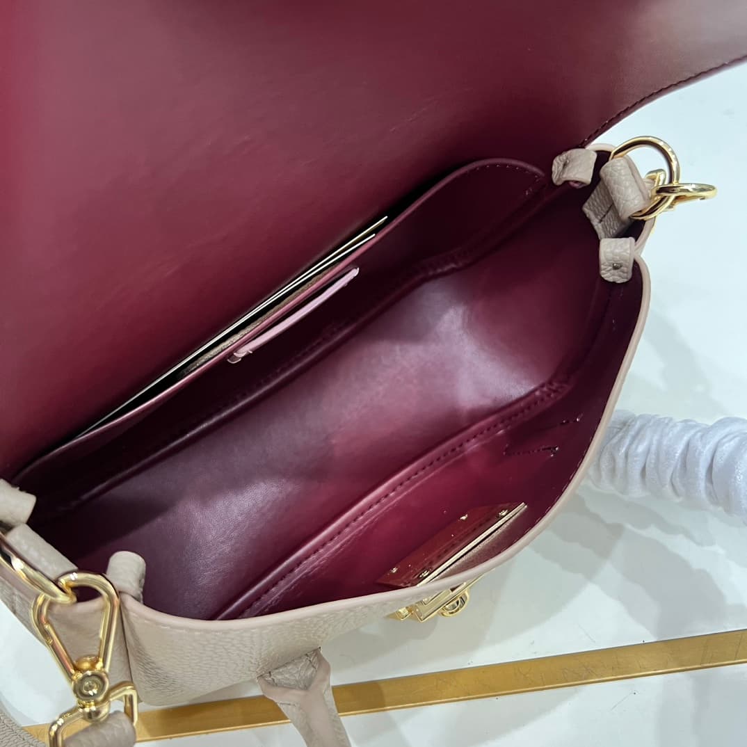 C8328 Small size, comes with a gift box. The new COCCINELLE Chicane bag features a crossbody design. Made of lychee-textured cowhide material, it can be carried on the hand or shoulder. It’s casual and stylish, simple and elegant. — image 8