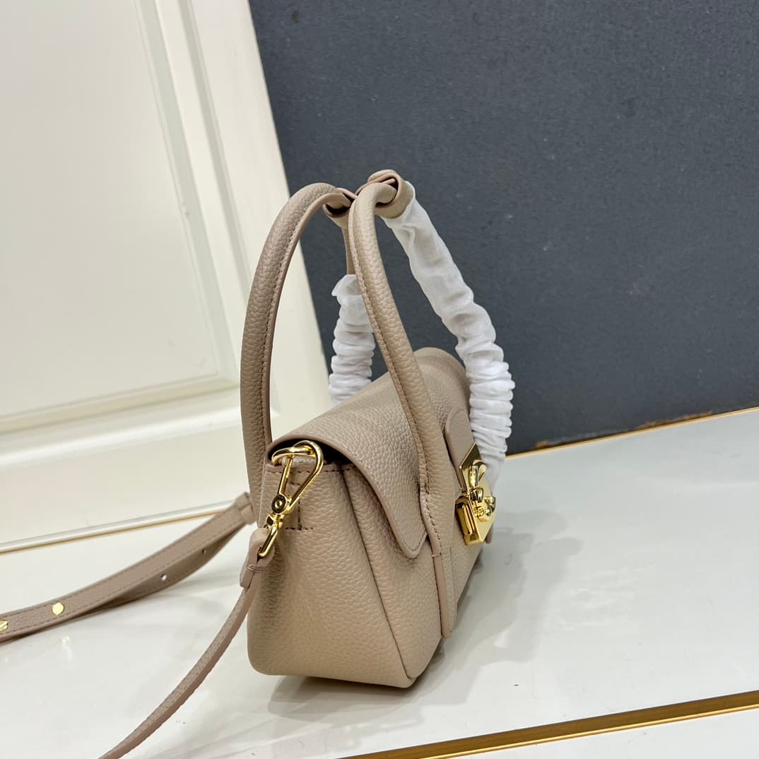 C8328 Small size, comes with a gift box. The new COCCINELLE Chicane bag features a crossbody design. Made of lychee-textured cowhide material, it can be carried on the hand or shoulder. It’s casual and stylish, simple and elegant. — image 5