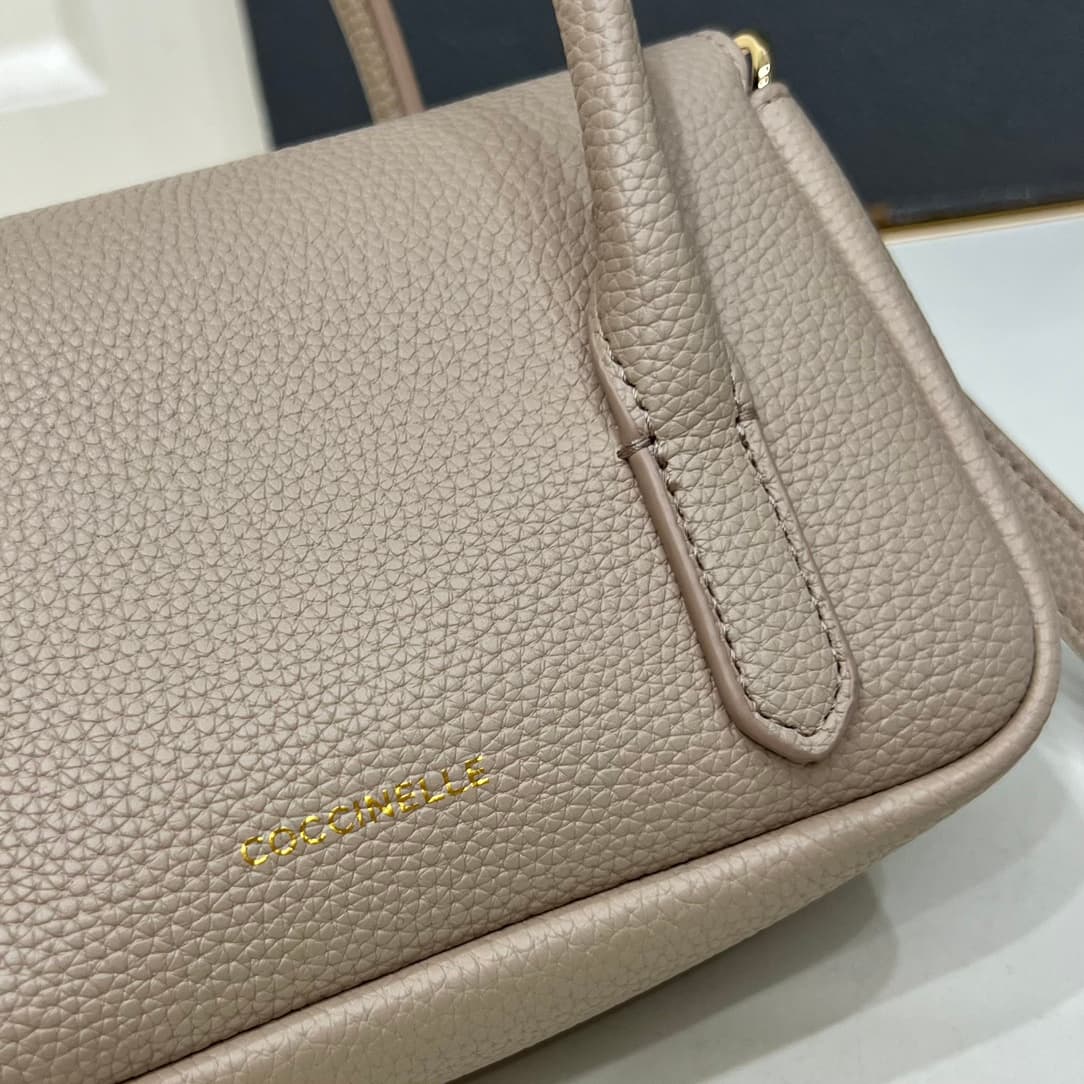 C8328 Small size, comes with a gift box. The new COCCINELLE Chicane bag features a crossbody design. Made of lychee-textured cowhide material, it can be carried on the hand or shoulder. It’s casual and stylish, simple and elegant. — image 4