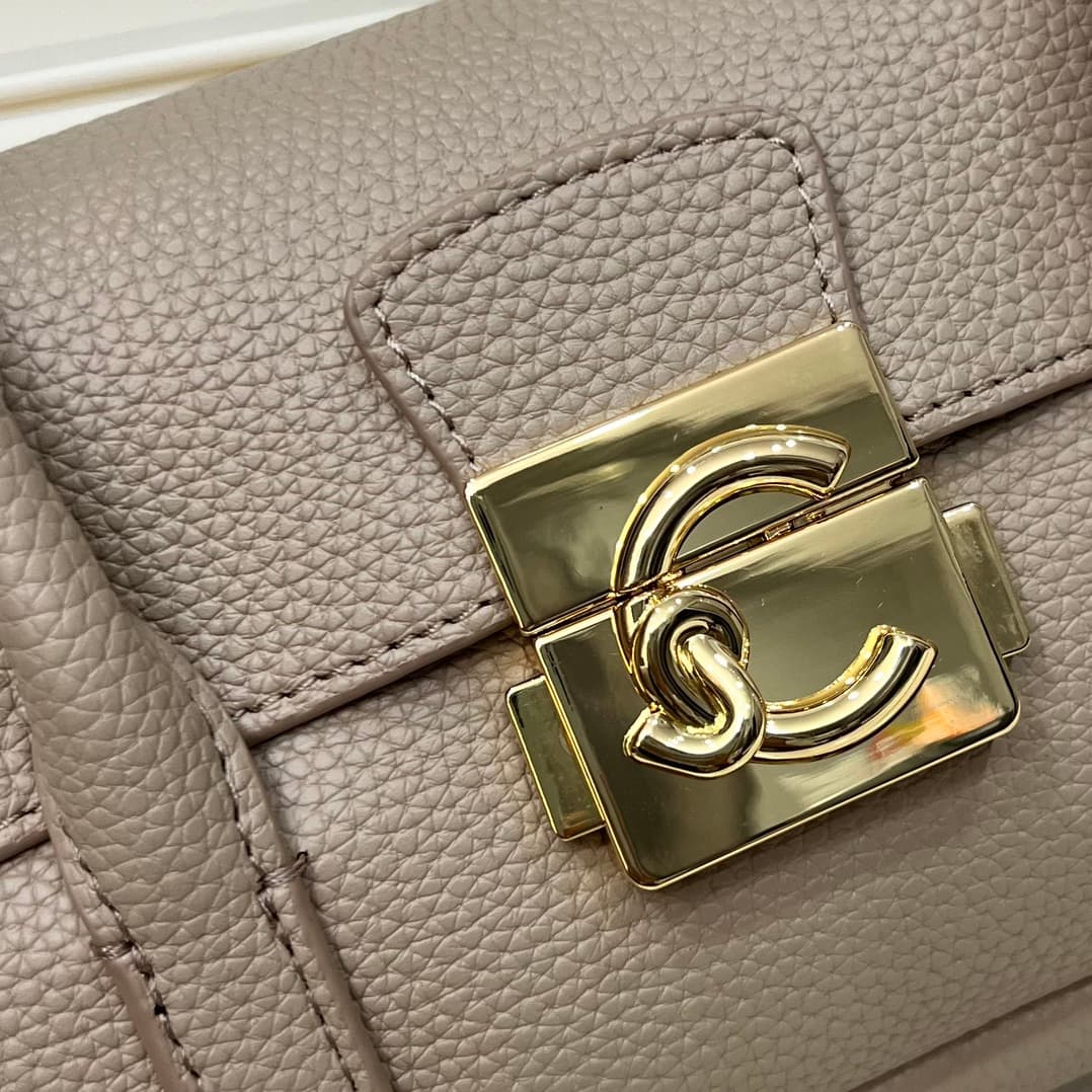 C8328 Small size, comes with a gift box. The new COCCINELLE Chicane bag features a crossbody design. Made of lychee-textured cowhide material, it can be carried on the hand or shoulder. It’s casual and stylish, simple and elegant. — image 3