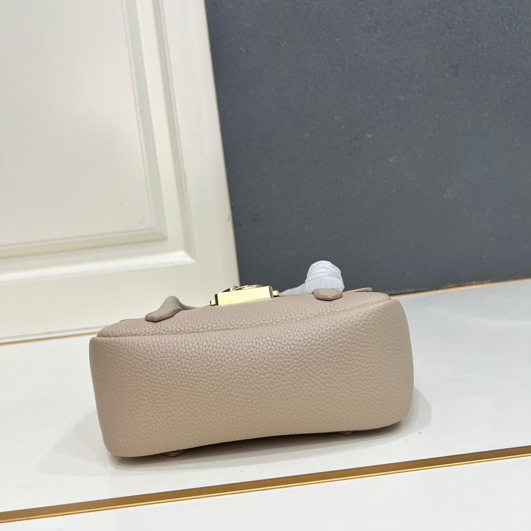 C8328 Small size, comes with a gift box. The new COCCINELLE Chicane bag features a crossbody design. Made of lychee-textured cowhide material, it can be carried on the hand or shoulder. It’s casual and stylish, simple and elegant. — image 7