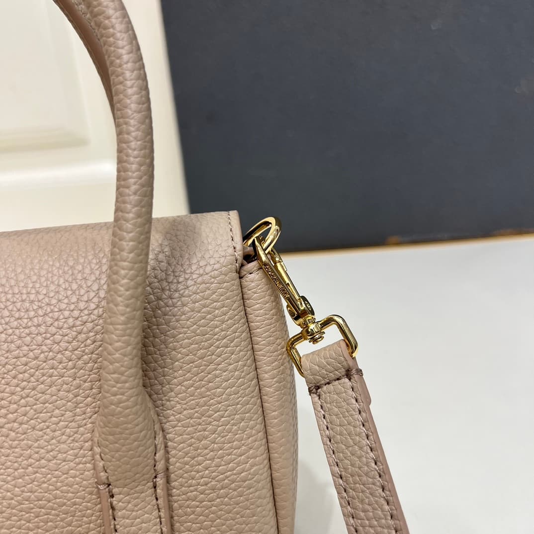 C8328 Small size, comes with a gift box. The new COCCINELLE Chicane bag features a crossbody design. Made of lychee-textured cowhide material, it can be carried on the hand or shoulder. It’s casual and stylish, simple and elegant. — image 6
