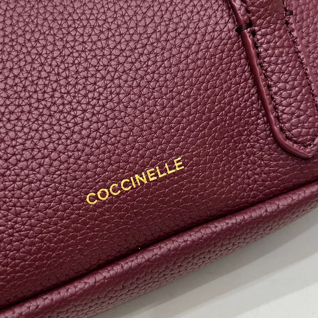 C8327 Small size, comes with a gift box. The new COCCINELLE Chicane bag features a crossbody design. Made of litchi-patterned cowhide material, it can be worn on the hand or shoulder. It’s casual and stylish, simple and elegant. — image 4