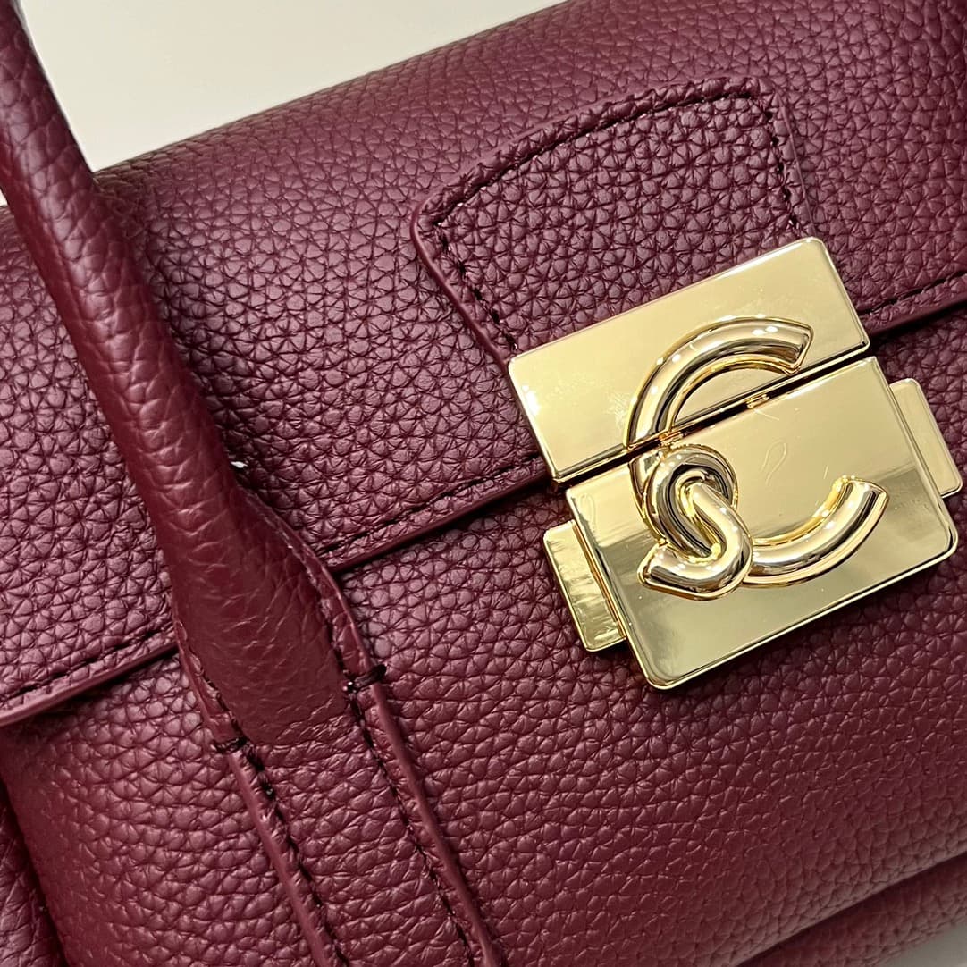 C8327 Small size, comes with a gift box. The new COCCINELLE Chicane bag features a crossbody design. Made of litchi-patterned cowhide material, it can be worn on the hand or shoulder. It’s casual and stylish, simple and elegant. — image 3
