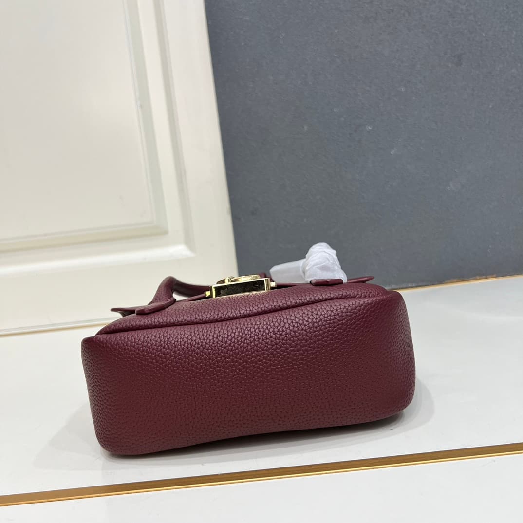 C8327 Small size, comes with a gift box. The new COCCINELLE Chicane bag features a crossbody design. Made of litchi-patterned cowhide material, it can be worn on the hand or shoulder. It’s casual and stylish, simple and elegant. — image 7