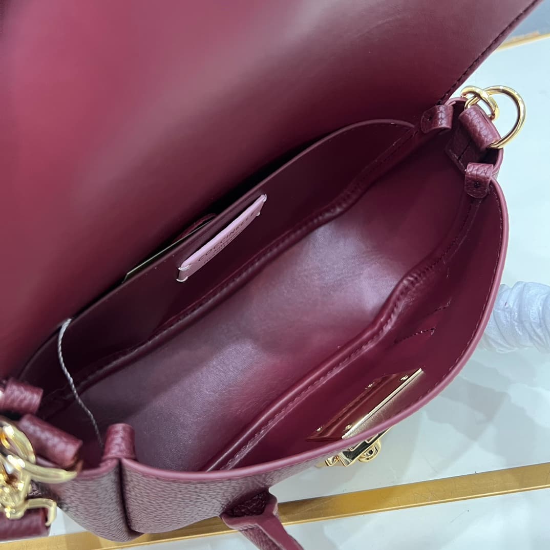 C8327 Small size, comes with a gift box. The new COCCINELLE Chicane bag features a crossbody design. Made of litchi-patterned cowhide material, it can be worn on the hand or shoulder. It’s casual and stylish, simple and elegant. — image 8