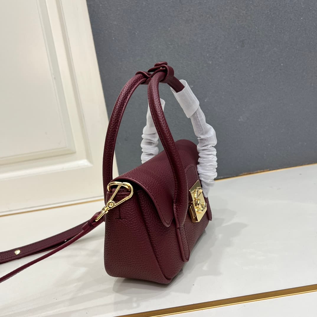 C8327 Small size, comes with a gift box. The new COCCINELLE Chicane bag features a crossbody design. Made of litchi-patterned cowhide material, it can be worn on the hand or shoulder. It’s casual and stylish, simple and elegant. — image 5