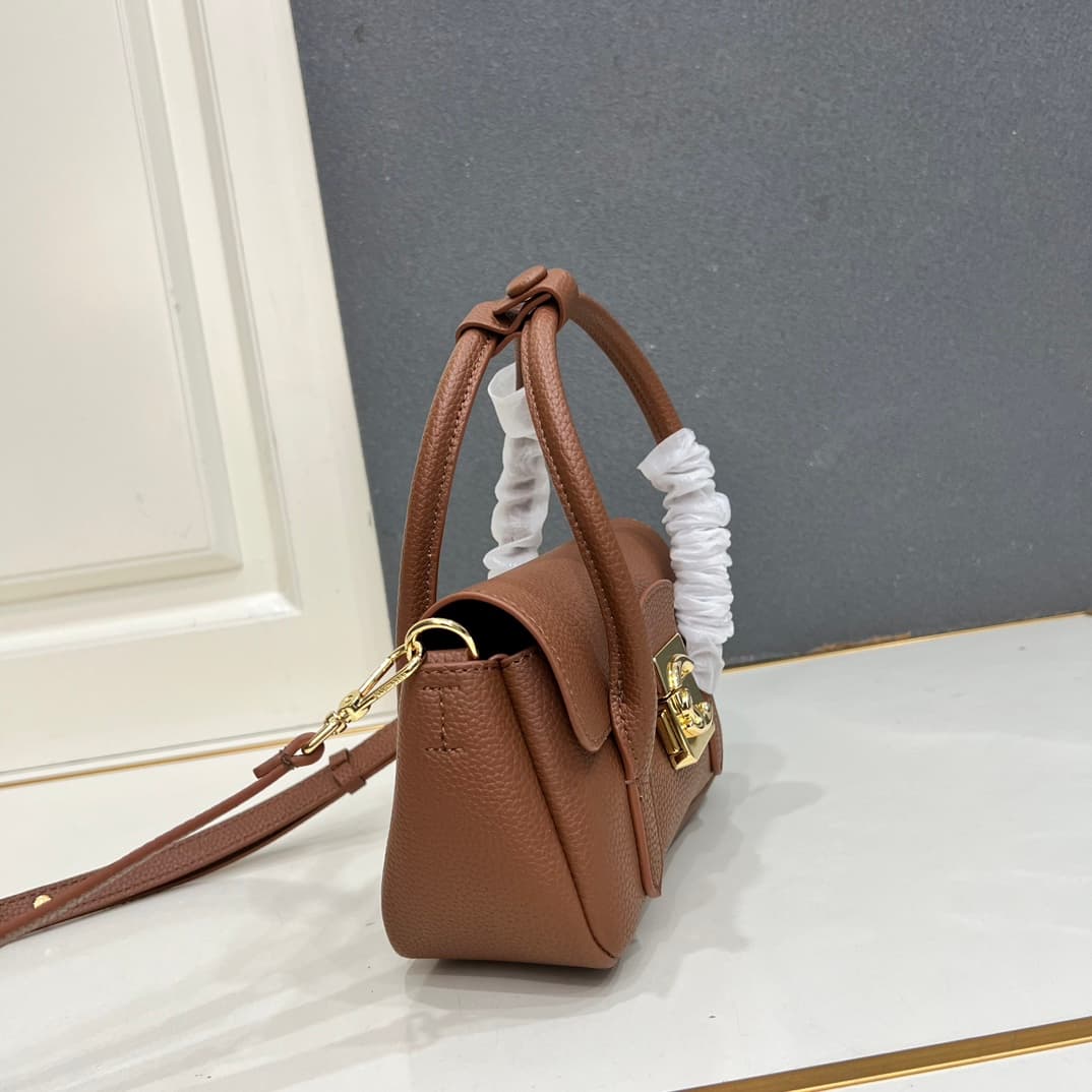 C8326 Small size, comes with a gift box. The new COCCINELLE Chicane bag features a crossbody design. Made of lychee-textured cowhide material, it can be carried on the hand or shoulder. It’s casual and stylish, simple and elegant. — image 5
