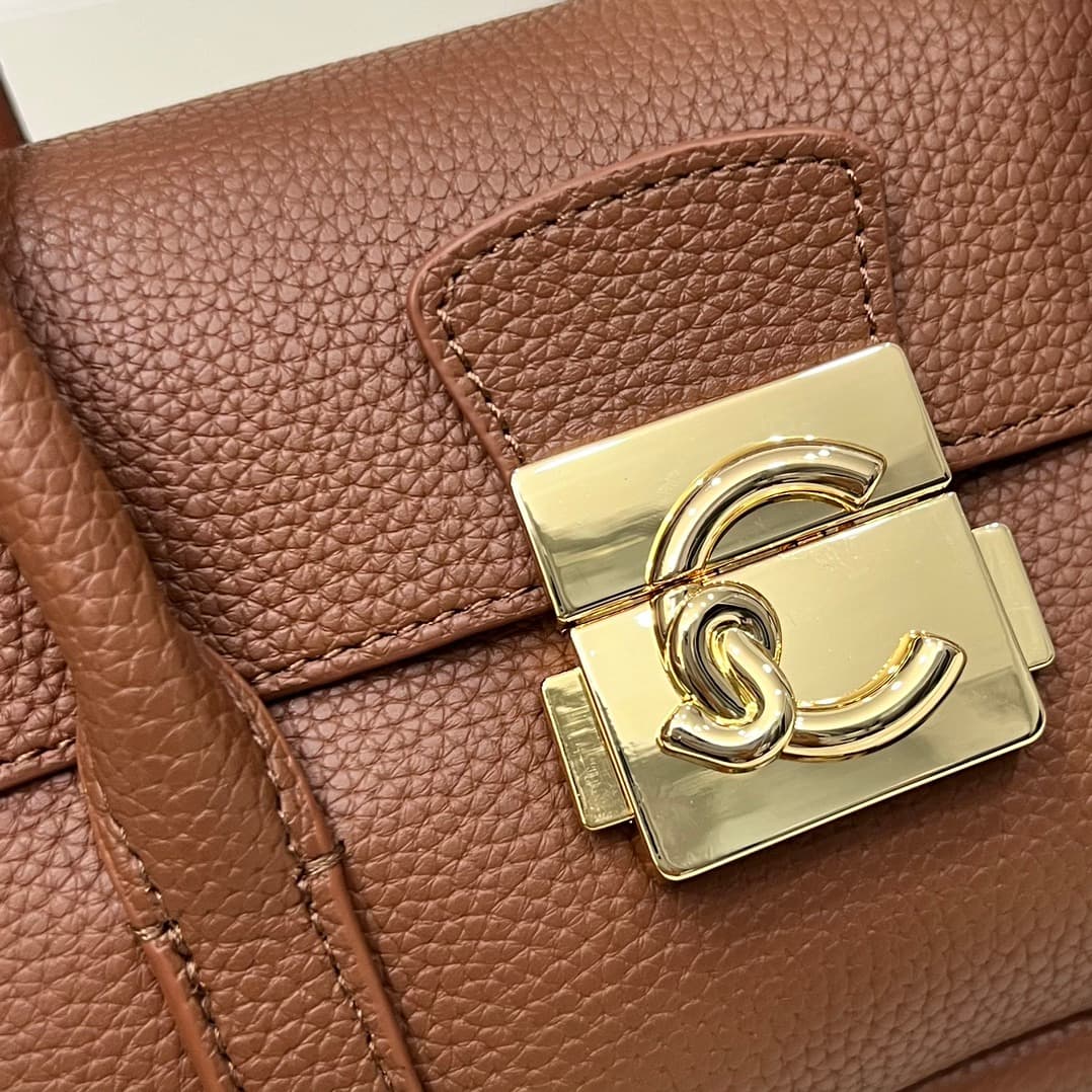 C8326 Small size, comes with a gift box. The new COCCINELLE Chicane bag features a crossbody design. Made of lychee-textured cowhide material, it can be carried on the hand or shoulder. It’s casual and stylish, simple and elegant. — image 3