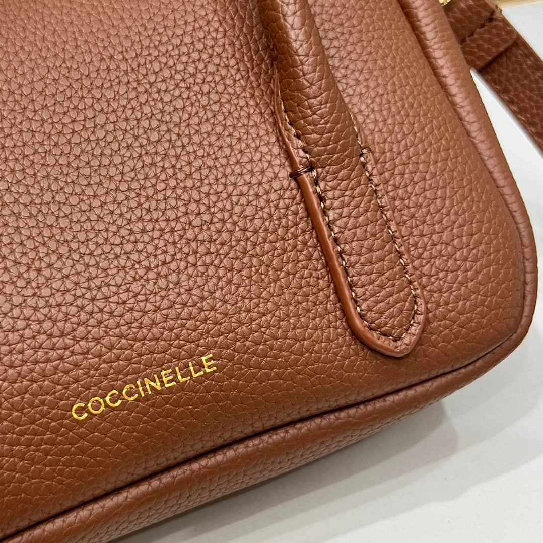 C8326 Small size, comes with a gift box. The new COCCINELLE Chicane bag features a crossbody design. Made of lychee-textured cowhide material, it can be carried on the hand or shoulder. It’s casual and stylish, simple and elegant. — image 4