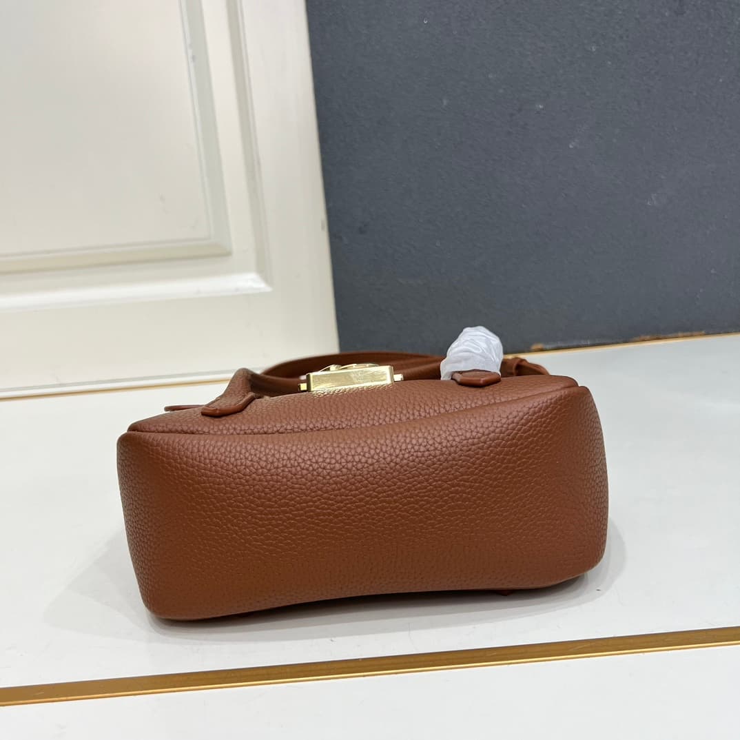 C8326 Small size, comes with a gift box. The new COCCINELLE Chicane bag features a crossbody design. Made of lychee-textured cowhide material, it can be carried on the hand or shoulder. It’s casual and stylish, simple and elegant. — image 7