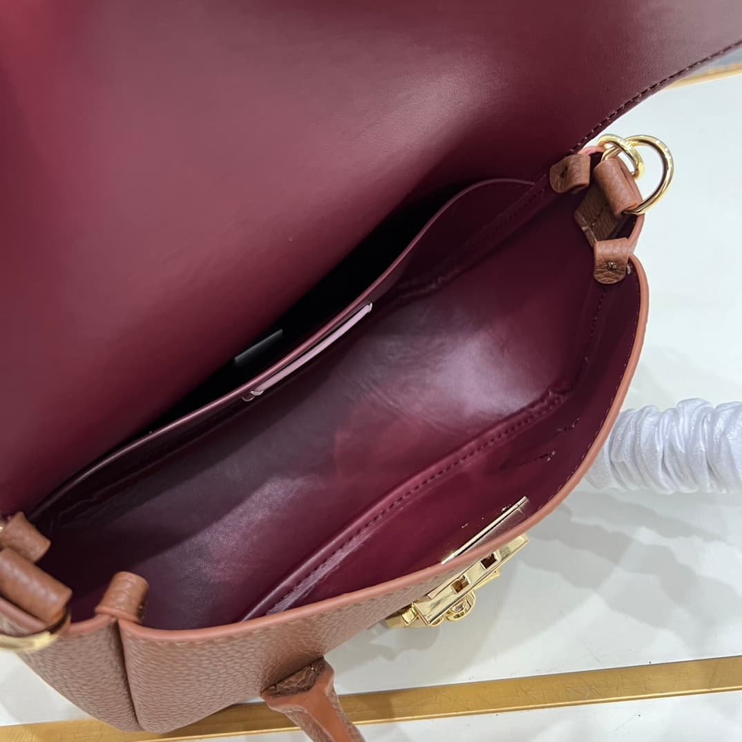C8326 Small size, comes with a gift box. The new COCCINELLE Chicane bag features a crossbody design. Made of lychee-textured cowhide material, it can be carried on the hand or shoulder. It’s casual and stylish, simple and elegant. — image 8