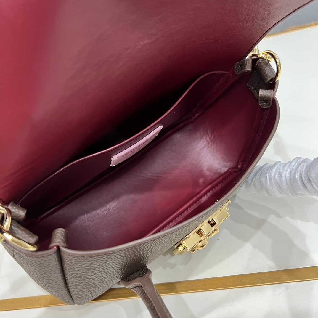 C8325 Small size, comes with a gift box. The new COCCINELLE Chicane bag features a crossbody design. Made of lychee-textured cowhide material, it can be worn on the hand or shoulder. It’s casual and stylish, simple and elegant. — image 8
