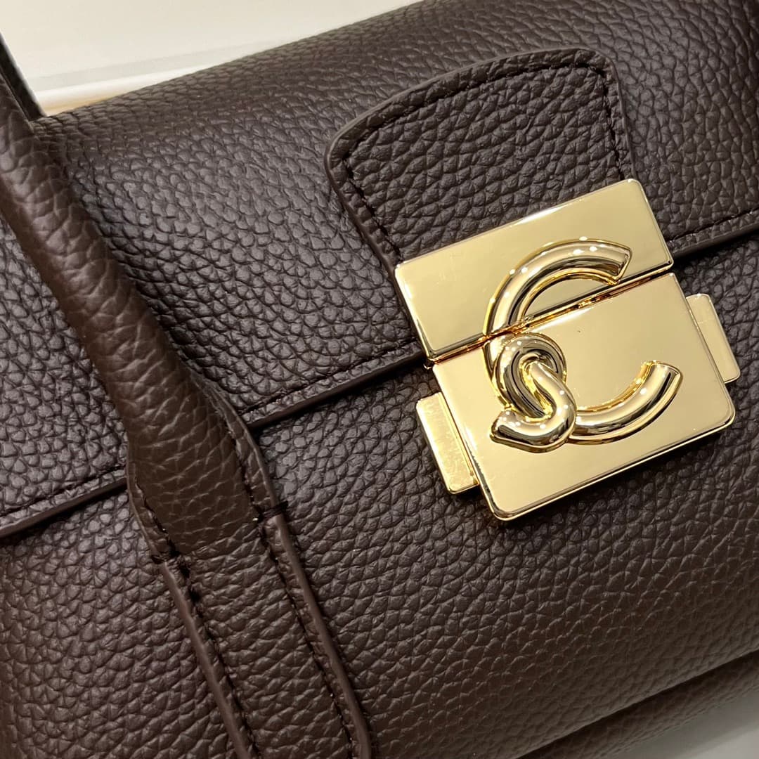 C8325 Small size, comes with a gift box. The new COCCINELLE Chicane bag features a crossbody design. Made of lychee-textured cowhide material, it can be worn on the hand or shoulder. It’s casual and stylish, simple and elegant. — image 3