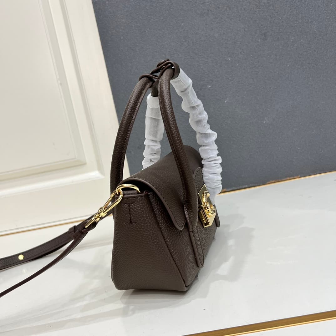 C8325 Small size, comes with a gift box. The new COCCINELLE Chicane bag features a crossbody design. Made of lychee-textured cowhide material, it can be worn on the hand or shoulder. It’s casual and stylish, simple and elegant. — image 5