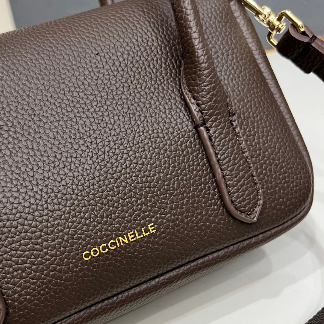 C8325 Small size, comes with a gift box. The new COCCINELLE Chicane bag features a crossbody design. Made of lychee-textured cowhide material, it can be worn on the hand or shoulder. It’s casual and stylish, simple and elegant. — image 4