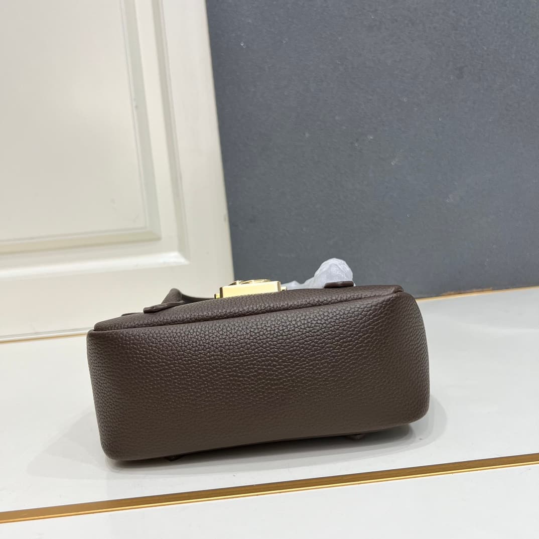 C8325 Small size, comes with a gift box. The new COCCINELLE Chicane bag features a crossbody design. Made of lychee-textured cowhide material, it can be worn on the hand or shoulder. It’s casual and stylish, simple and elegant. — image 7