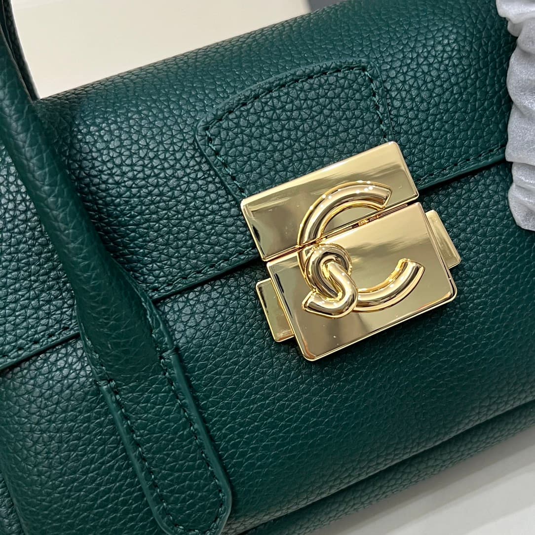 C8324 Small size, comes with a gift box. The new COCCINELLE Chicanee crossbody bag is made of litchi-textured cowhide material. It can be worn on the hand or shoulder, offering a casual and stylish look, simple and elegant. — image 3