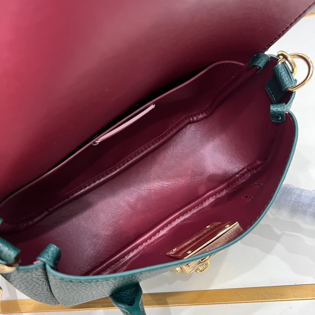 C8324 Small size, comes with a gift box. The new COCCINELLE Chicanee crossbody bag is made of litchi-textured cowhide material. It can be worn on the hand or shoulder, offering a casual and stylish look, simple and elegant. — image 8