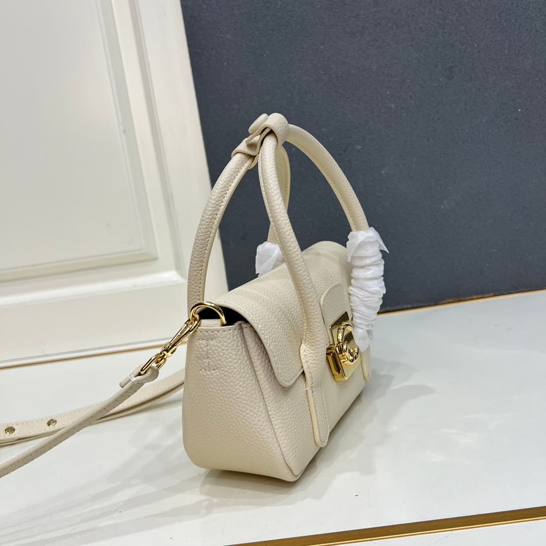 C8323 Small size, comes with a gift box. The new COCCINELLE Coconne crossbody bag is made of litchi-textured cowhide material. It can be worn on the hand or shoulder, offering a casual and stylish look, simple and elegant. — image 5