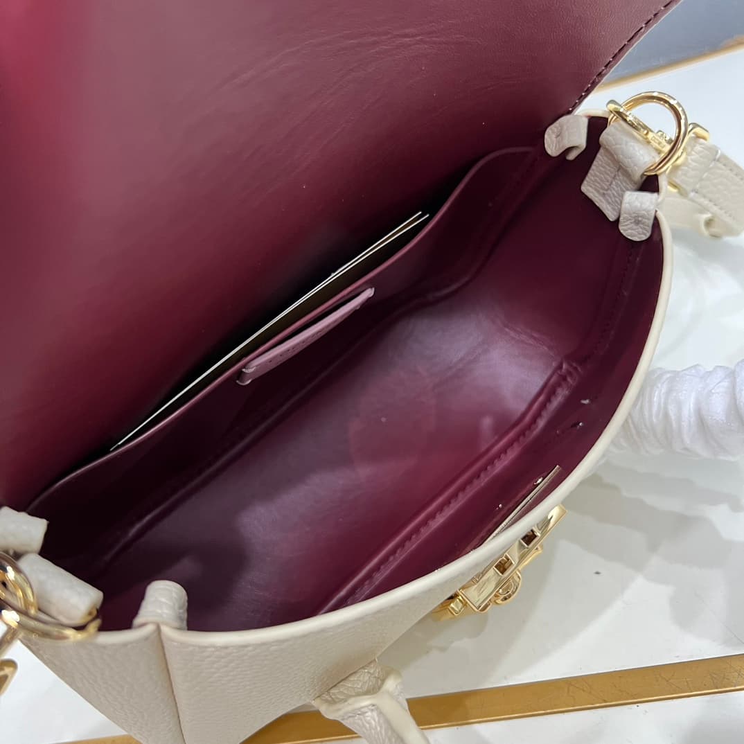 C8323 Small size, comes with a gift box. The new COCCINELLE Coconne crossbody bag is made of litchi-textured cowhide material. It can be worn on the hand or shoulder, offering a casual and stylish look, simple and elegant. — image 7