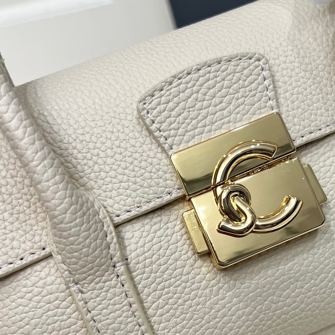 C8323 Small size, comes with a gift box. The new COCCINELLE Coconne crossbody bag is made of litchi-textured cowhide material. It can be worn on the hand or shoulder, offering a casual and stylish look, simple and elegant. — image 3